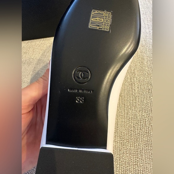 CHANEL S/S 2026 GOLD CC WHITE CALFSKIN LEATHER BLACK GROSGRAIN MOCCASINS FLAT 38 - Picture 4 of 4